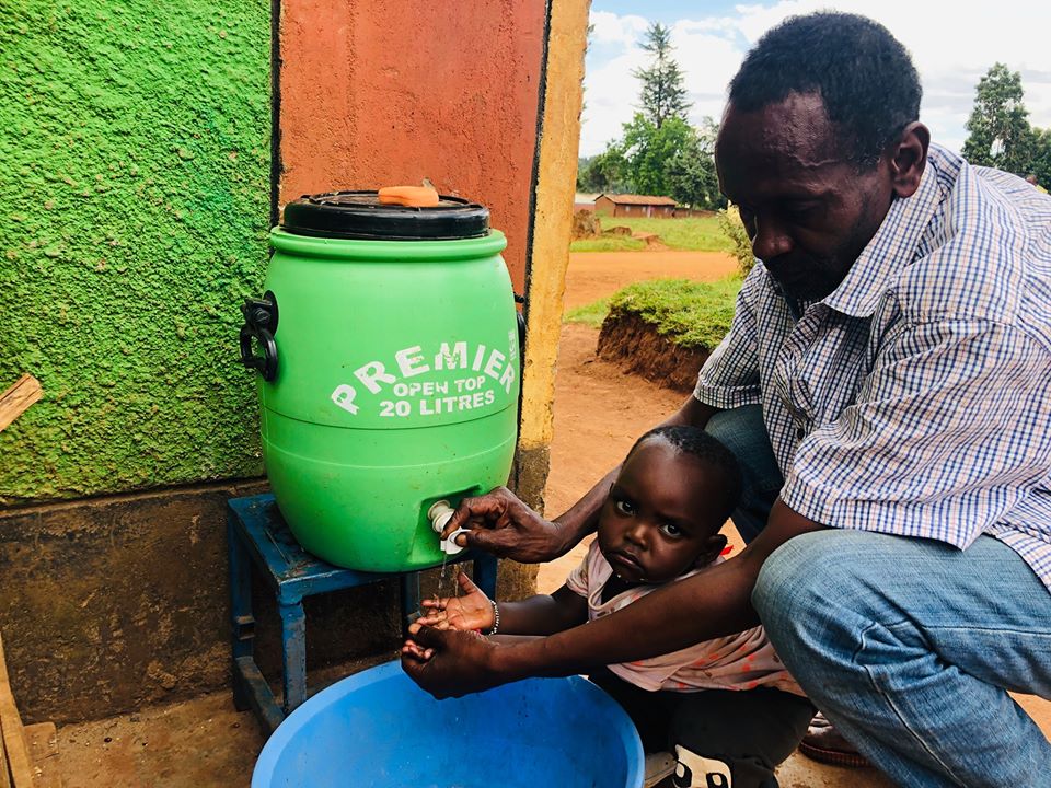 Klares Wasser und klare Informationen gegen den Coronavirus im Mitume-Slum/Kenia